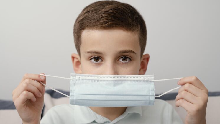 流感呆在家里 孩子戴着医用口罩疾病病毒检疫