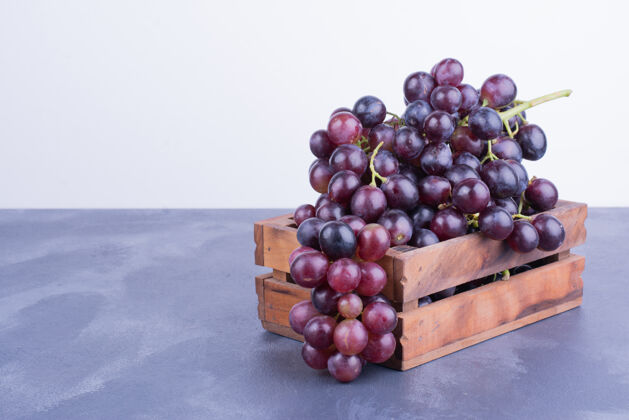 浆果木托盘里的一束葡萄多汁产品健康