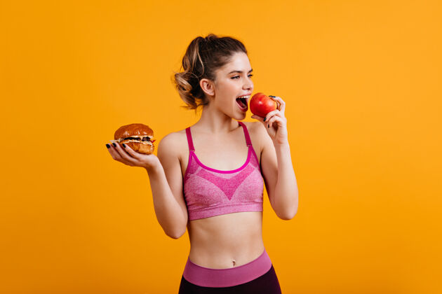 零食健身女吃红苹果晚餐模特年轻女人