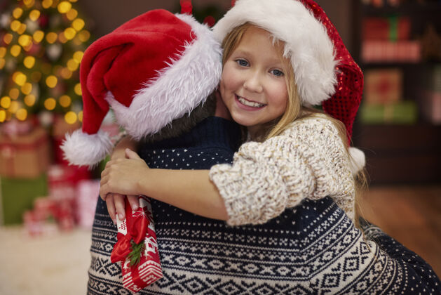 丰富可爱的女儿在她爸爸怀里圣诞饰品圣诞装饰礼品盒