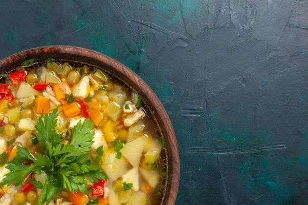 内核顶看美味的蔬菜汤里面有不同的配料棕色的锅在黑暗的桌子上汤蔬菜酱餐食品热菜玉米锅生的