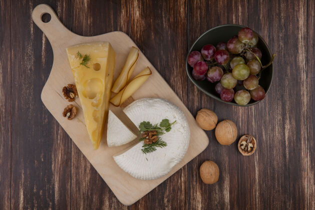 架子顶视图葡萄在一个碗里与马斯丹和费塔奶酪和坚果在一个木制背景下的立场Feta坚果碗