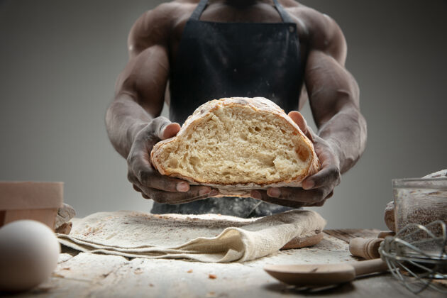 刀非洲裔美国人的特写镜头：在木桌上烹调新鲜的谷类食品 面包 麸皮美味的食物 营养 工艺制品无麸质食品 健康的生活方式 有机和安全的制造手工制作非洲休闲有机