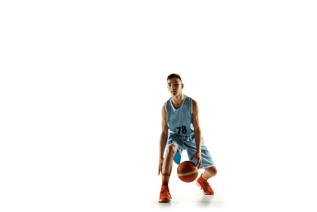 运动在白色工作室背景上 年轻篮球运动员拿着一个孤立的球的全长肖像青少年训练和练习 动作运动的概念 动作 健康的生活方式 广告帅气跳跃肌肉