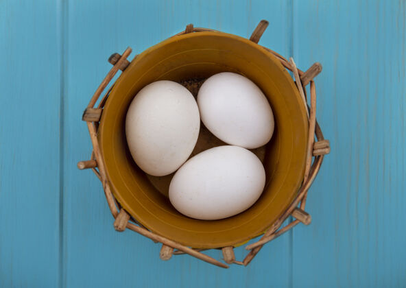 营养俯瞰蓝绿色背景上篮子里的鸡蛋鸡蛋鸡肉顶部