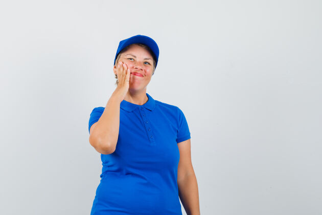 臉頰穿藍(lán)色t恤的成熟女人把臉上的皮膚貼在臉頰上肖像臉女士