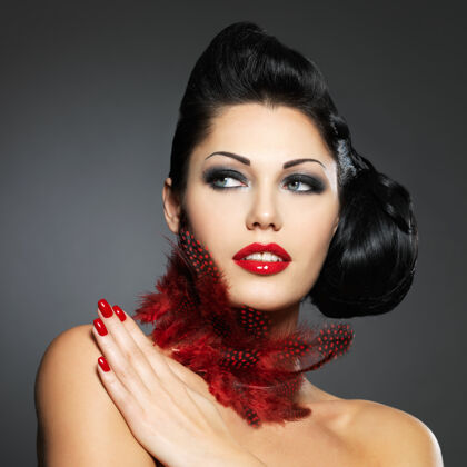 红指甲美丽的时尚女性 红指甲 创意发型和化妆-模特造型高对比度指甲女修剪