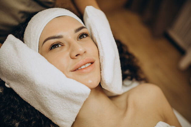 提升美容师做美容手术的女人健康保湿剂皱纹