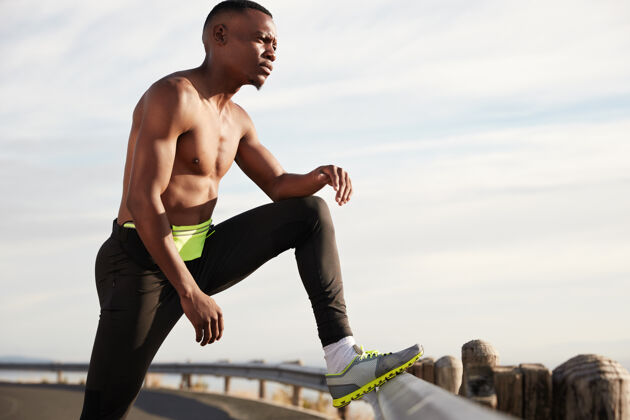 视野精疲力竭的黑人男子跑步者在积极跑步后休息 穿运动鞋 摆姿势 思考未来的运动比赛 进行艰苦的运动锻炼慢跑和动力运动员物理跑步