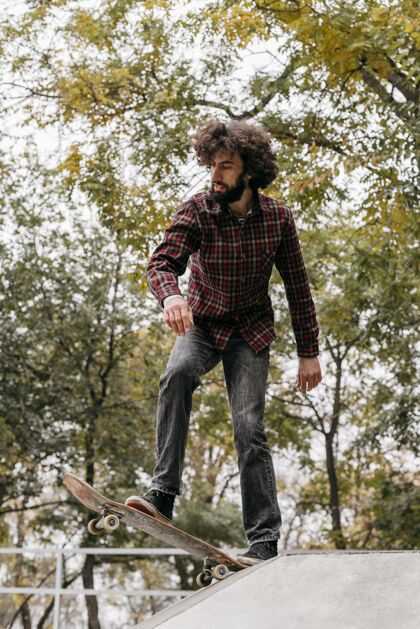 滑板在公园玩滑板的人自然垂直成人