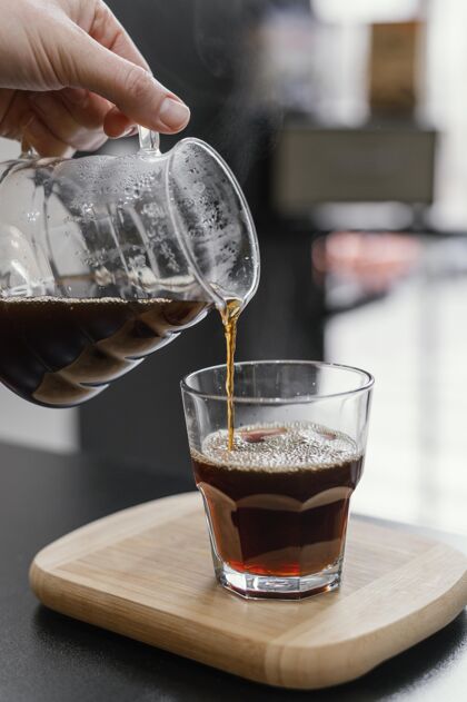 垂直女咖啡师在透明玻璃里倒咖啡咖啡店职业专业