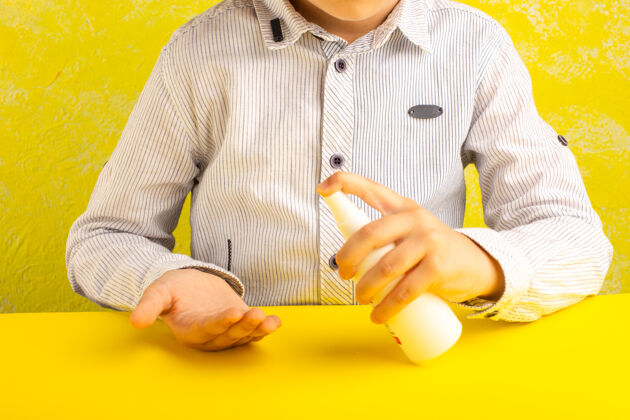 房子正面图小孩在黄色表面使用喷雾作为预防措施措施很少手