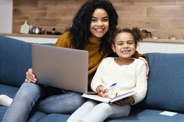 虚拟笑脸少女帮助小妹妹在笔记本电脑上在线学习年轻学校班级