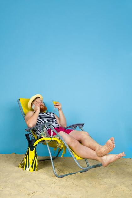 欢呼快乐的年轻人休息 自拍 在蓝色工作室背景下喝鸡尾酒人类情感的概念 面部表情 暑假或周末寒冷 夏天 海洋 海洋 酒精冷周末情绪