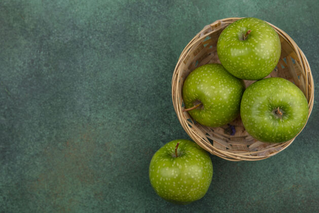 新鲜顶视图复制空间绿色背景上篮子里的绿色苹果食物水果顶部