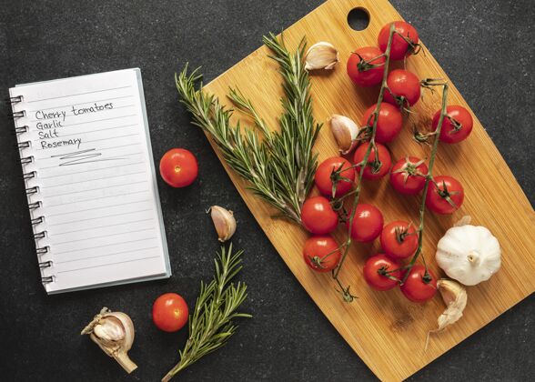 俯视图平铺的食物配料与西红柿和食谱菜膳食笔记本