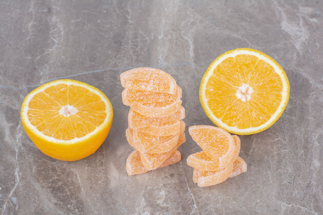 新鲜新鲜的橘子片和甜甜的果酱放在大理石背景上美味糖果橘子