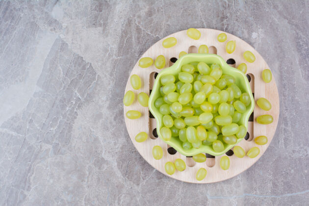 碗一碗青葡萄放在木片上葡萄新鲜绿色