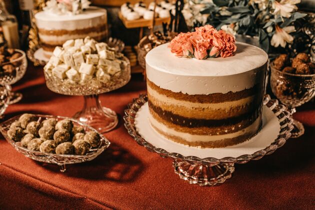 传统漂亮的蛋糕和甜点盘子糕点吃