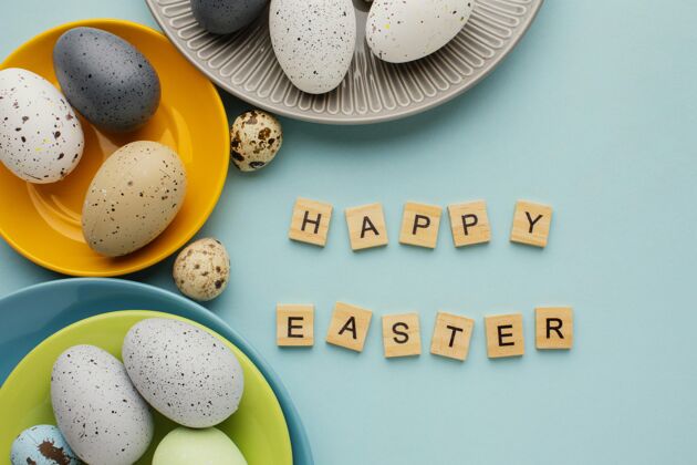 鸡蛋顶视图彩色复活节彩蛋在多个盘子与问候水平假日问候
