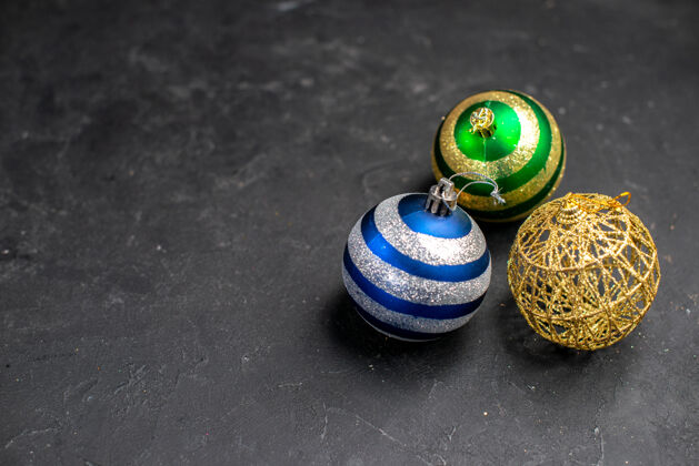 球顶视图圣诞树球黑暗孤立的表面与自由空间节日瓶子季节
