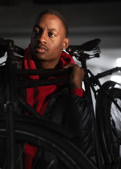 交通美国黑人和他的自行车城镇车辆自行车