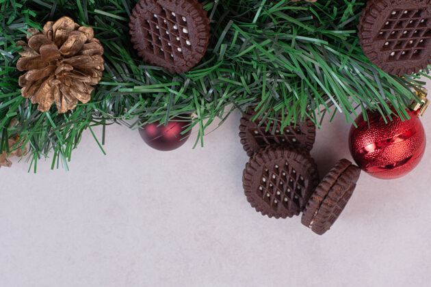 装饰品白色表面有饼干的圣诞装饰品手杖欢乐曲奇