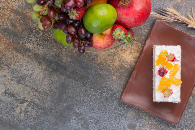 食物甜甜的水果放在玻璃盘子里 蛋糕放在深色盘子里草莓苹果蛋糕