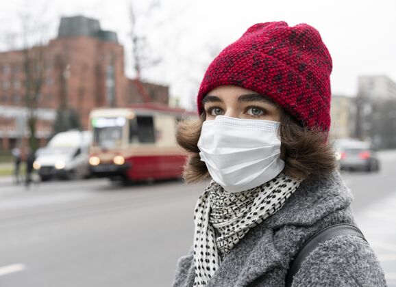 预防措施戴着医用面罩的城里女人的侧视图大流行新常态冠状病毒