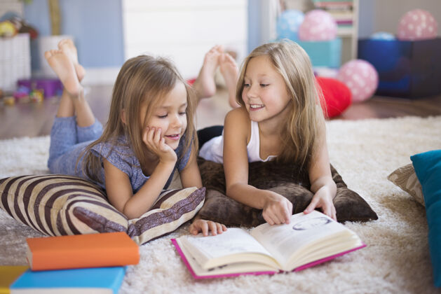女孩一本书和两个女孩书房童年孩子