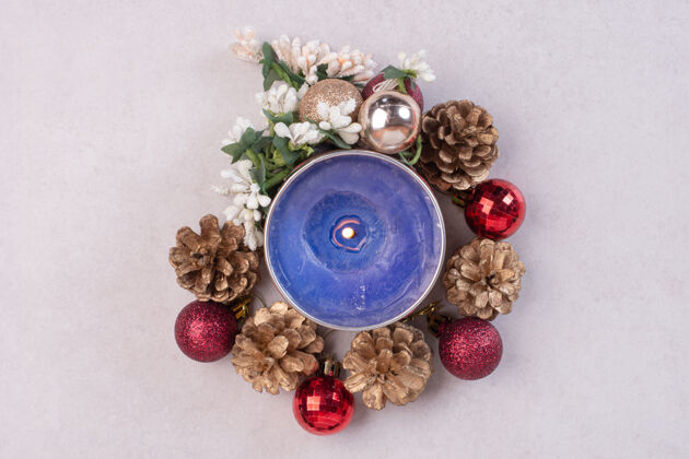 圣诞球圣诞球和松果的蓝色蜡烛装饰品红色装饰品