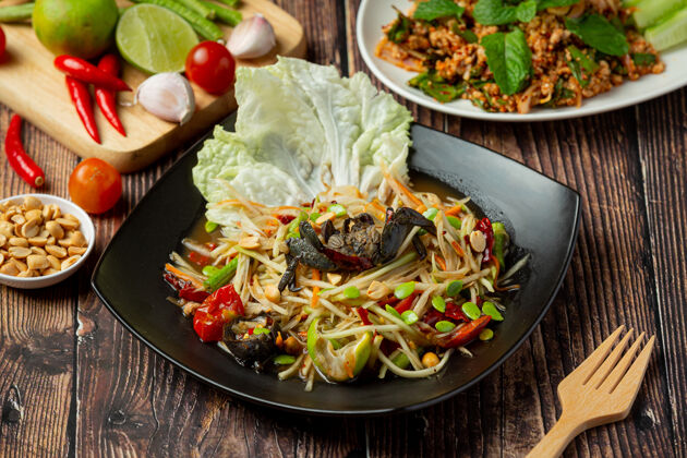 产品泰国菜；索姆图姆或木瓜沙拉东方洋葱菜