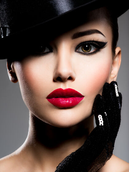 魅力一个戴着黑帽子和红唇手套的女人的画像漂亮魅力华丽