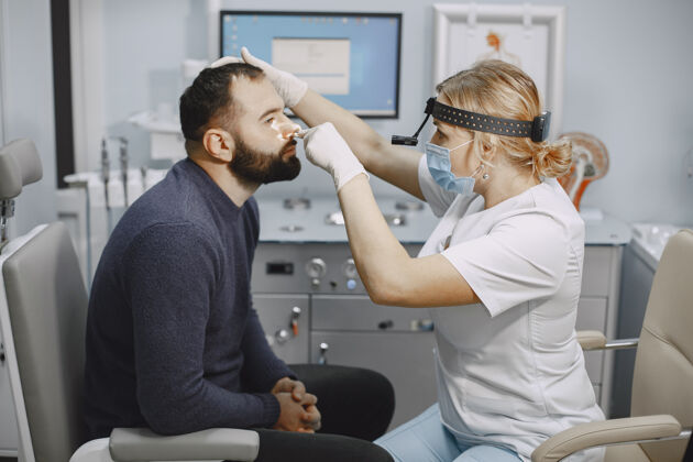 诊断耳鼻喉科医生正在准备体检程序诊断女人镊子