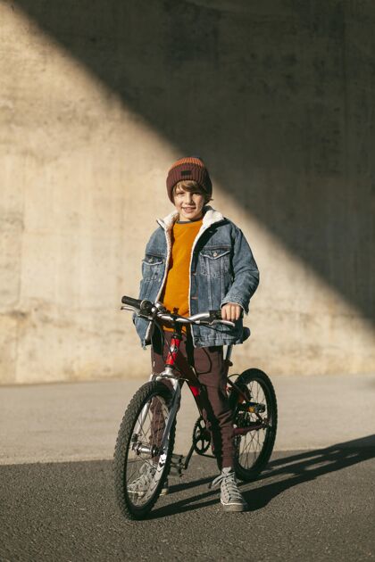 活跃在城外骑自行车的男孩青年娱乐自行车