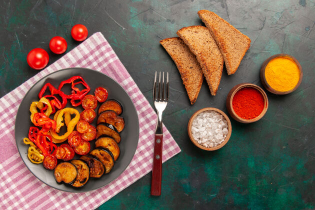 甜椒顶视图熟切片蔬菜甜椒和茄子与调味料和面包在绿色的表面食物切片菜肴