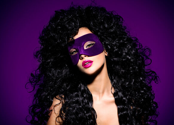 女孩一个美丽的女人的肖像 黑色的头发和紫色的戏剧面具在脸上紫色的指甲化妆黑色头发高加索