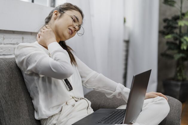 在家工作在家工作时脖子疼的女人室内待在家里流行病