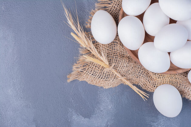 配料鸡蛋放在一块粗布上蓝色晚餐顶部视图