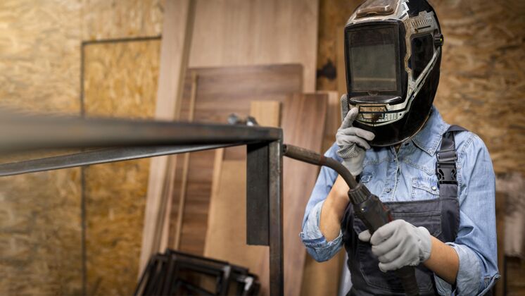 工作带着焊接工具和面罩的女人的前视图专业知识工作就业