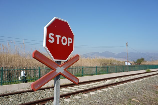 金属车站铁轨上有停车警告标志交通警告铁路
