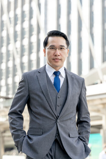 公司肖像亚洲商务人士商务区 高级有远见的行政领导与商业愿景-生活方式的商务人士的概念高管商人专业