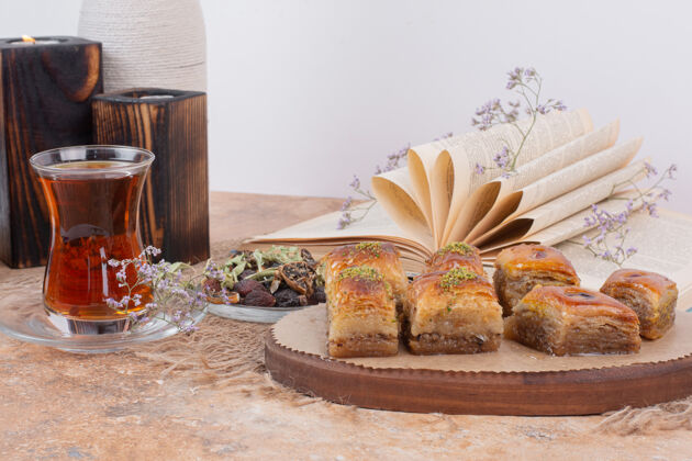 饮料在大理石桌上放上一杯茶和传统的各种烤箱鲜花杯子传统