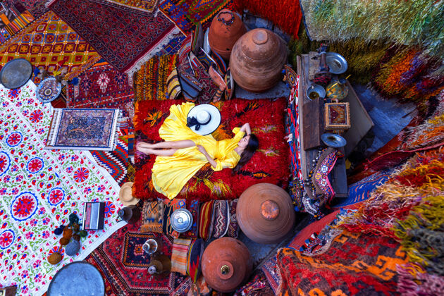 面料美丽的女孩在传统地毯店在戈雷姆市 卡帕多西亚在土耳其波斯土耳其市场