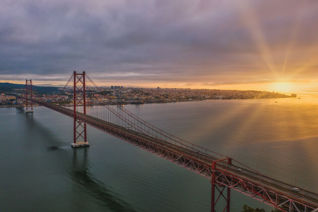 景观在一个美丽的日落葡萄牙吊桥鸟瞰拍摄傍晚日落桥梁