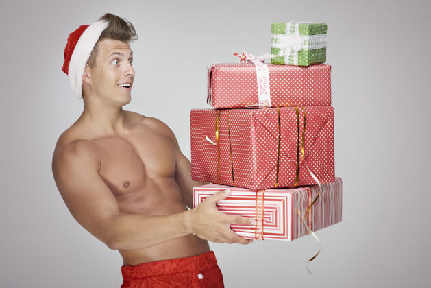肌肉建设对许多圣诞礼物感到震惊肌肉身材赤膊