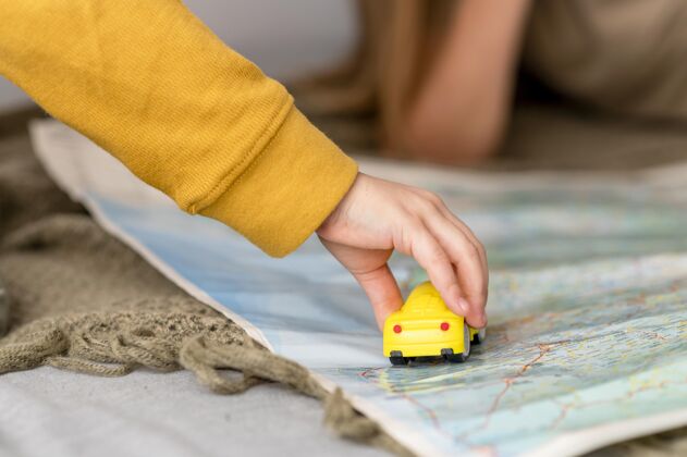 孩子小孩在地图上玩汽车玩具航行汽车孩子