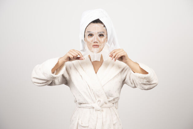 护理穿着浴衣和带面罩的毛巾的女人女孩浴袍肖像