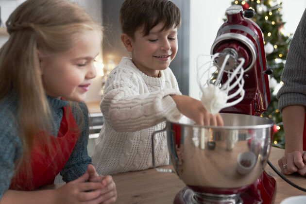 手工制作孩子们帮妈妈烤圣诞蛋糕兄弟碗处理器