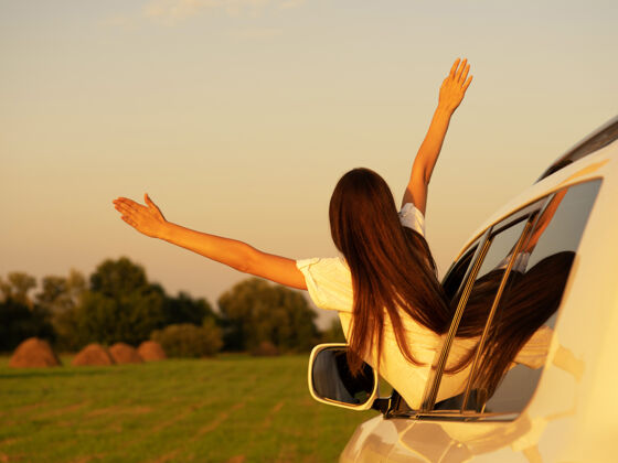 开朗高加索妇女在假期里旅行放松在停车场旅行在夏天与大自然愉快地相处开车女孩汽车